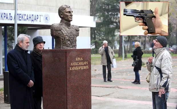 Шестак се хвалио маминим пиштољем, па кажњен укором